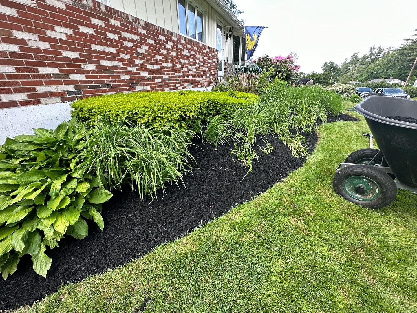 Landscaping mulch project - Watatix Landscaping